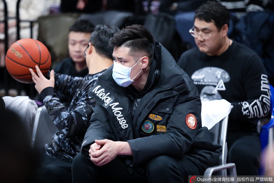 辽粤大战 郭艾伦贺天举现身场边观战