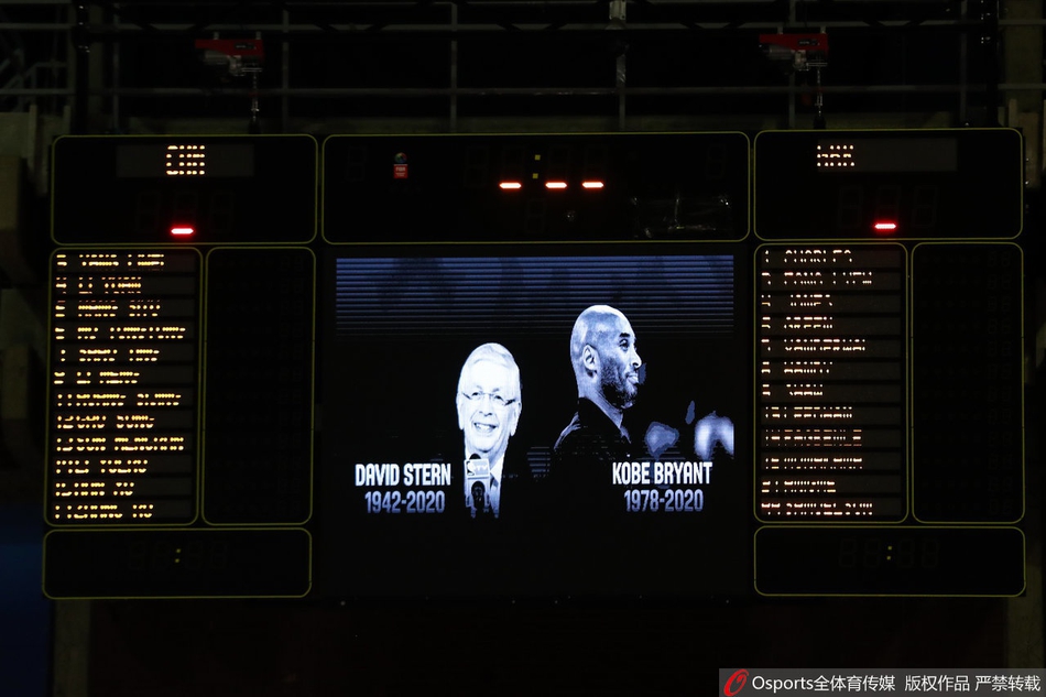 中国女篮赛前默哀悼念科比