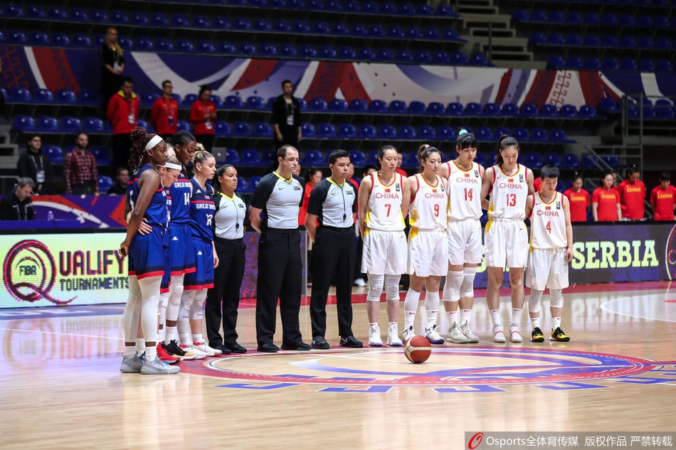 中国女篮赛前默哀悼念科比