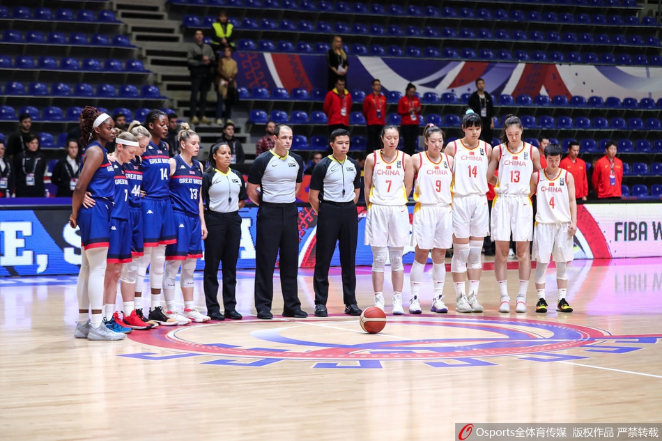 中国女篮赛前默哀悼念科比