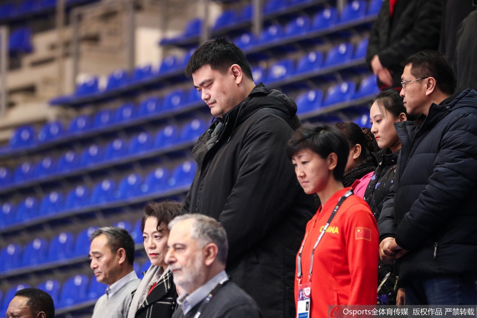 中国女篮赛前默哀悼念科比