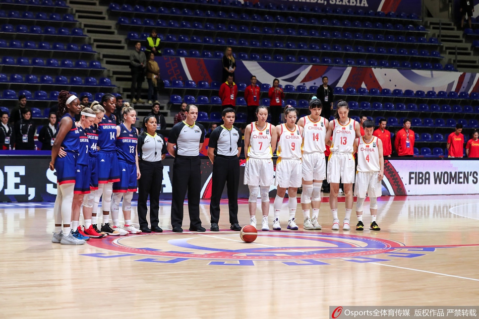 中国女篮赛前默哀悼念科比