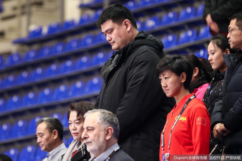 中国女篮赛前默哀悼念科比
