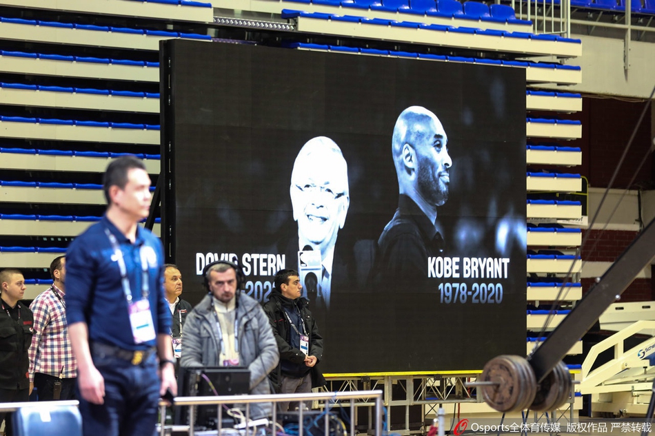 中国女篮赛前默哀悼念科比