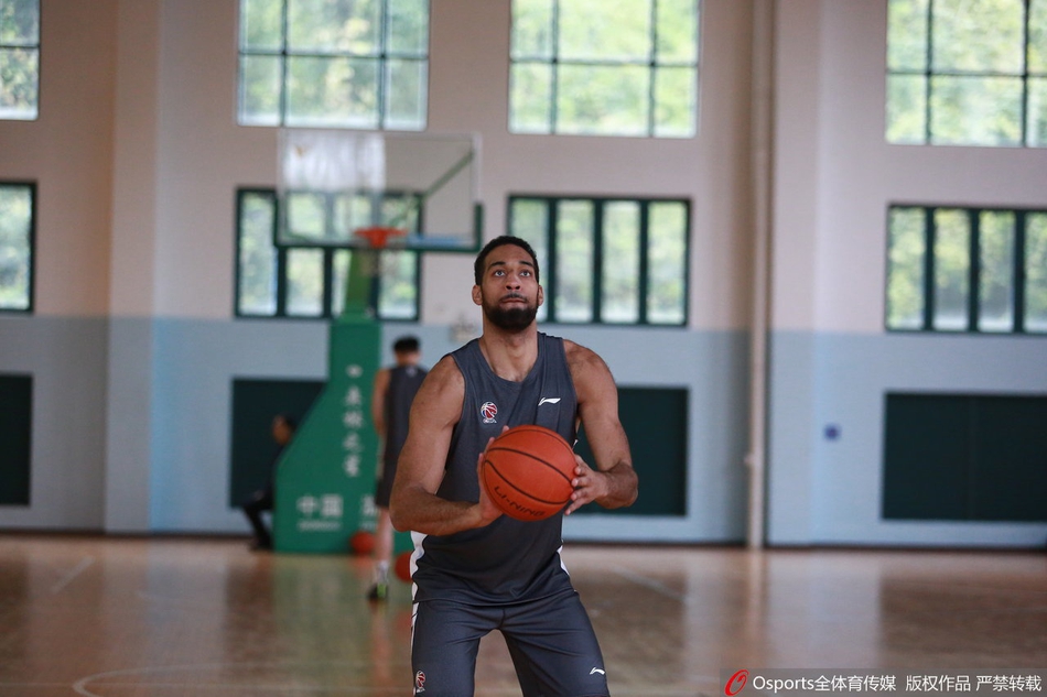 李春江带广厦全队踢足球