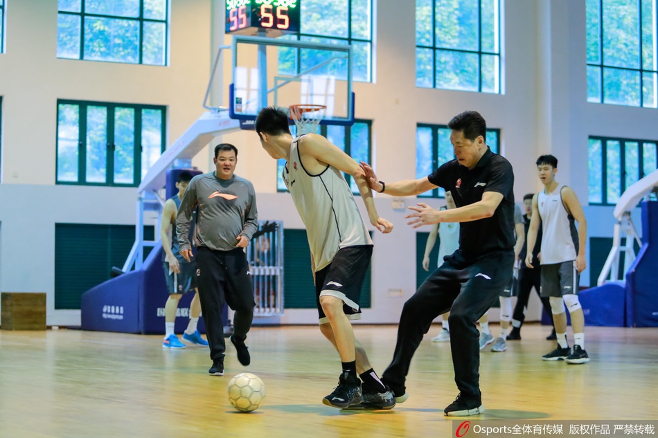 李春江带广厦全队踢足球