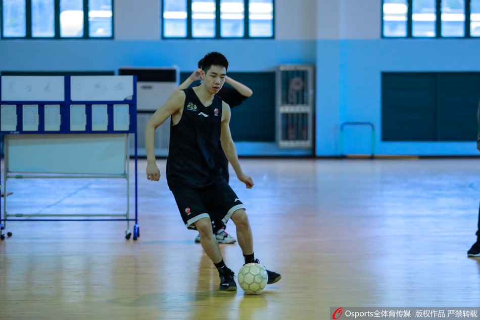 李春江带广厦全队踢足球