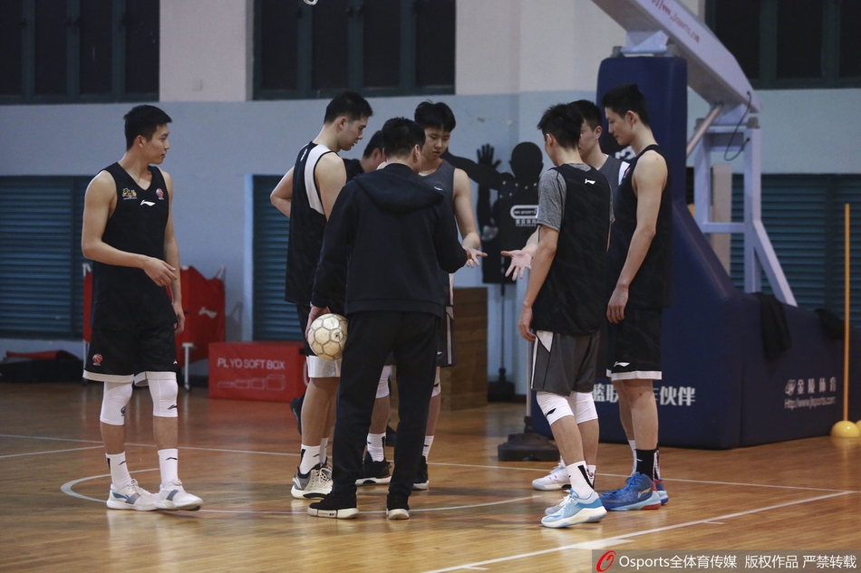 李春江带广厦全队踢足球