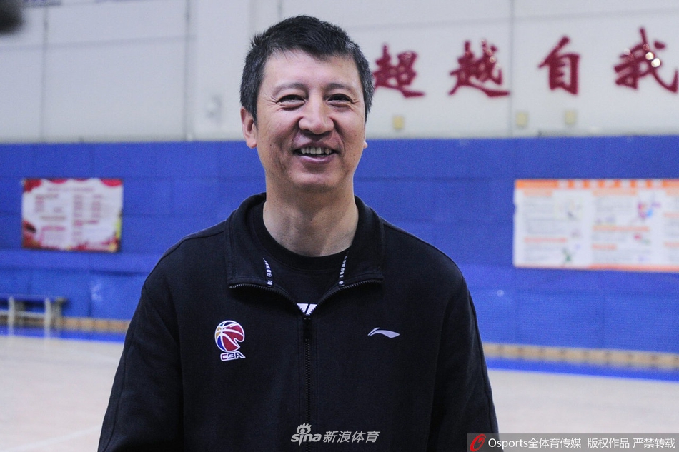 辽篮出早操强化体能训练 郭士强喜笑颜开