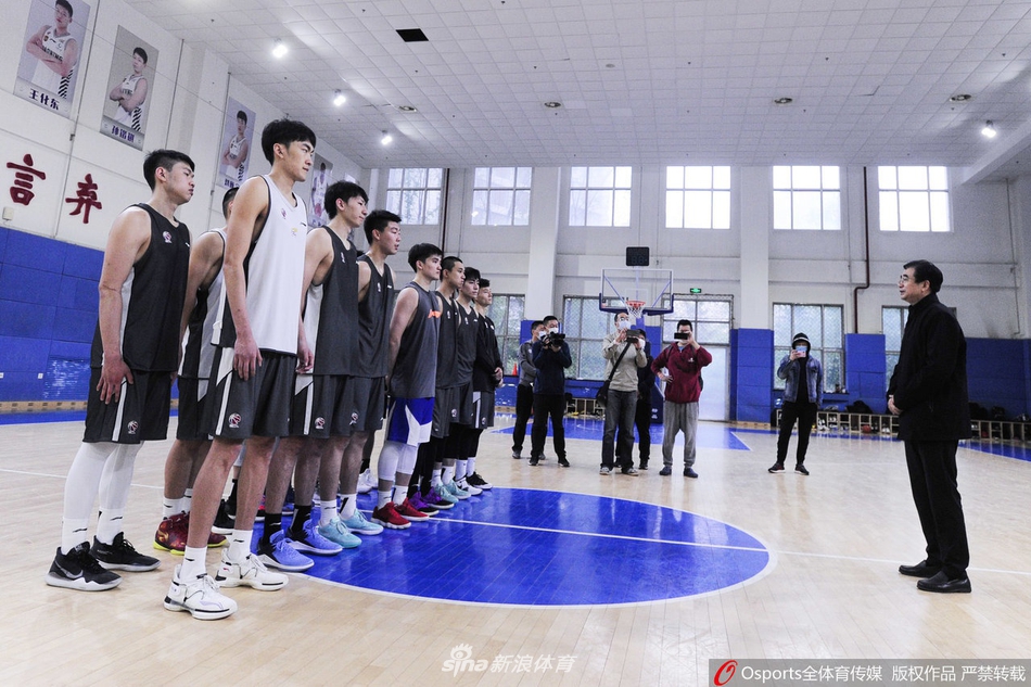 辽篮出早操强化体能训练 郭士强喜笑颜开