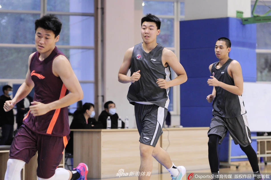 辽篮出早操强化体能训练 郭士强喜笑颜开