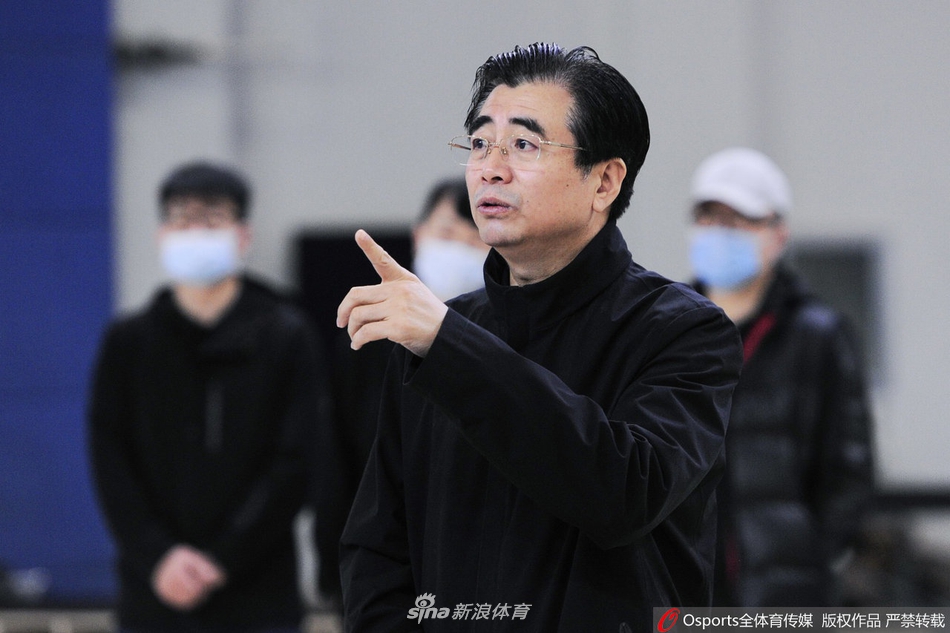 辽篮出早操强化体能训练 郭士强喜笑颜开