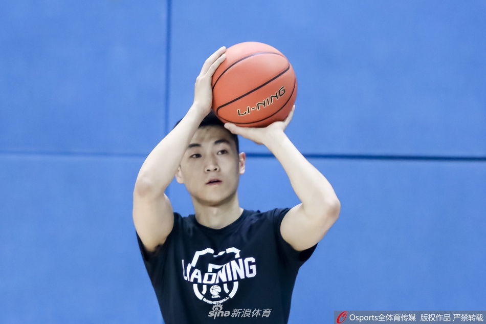 辽篮出早操强化体能训练 郭士强喜笑颜开