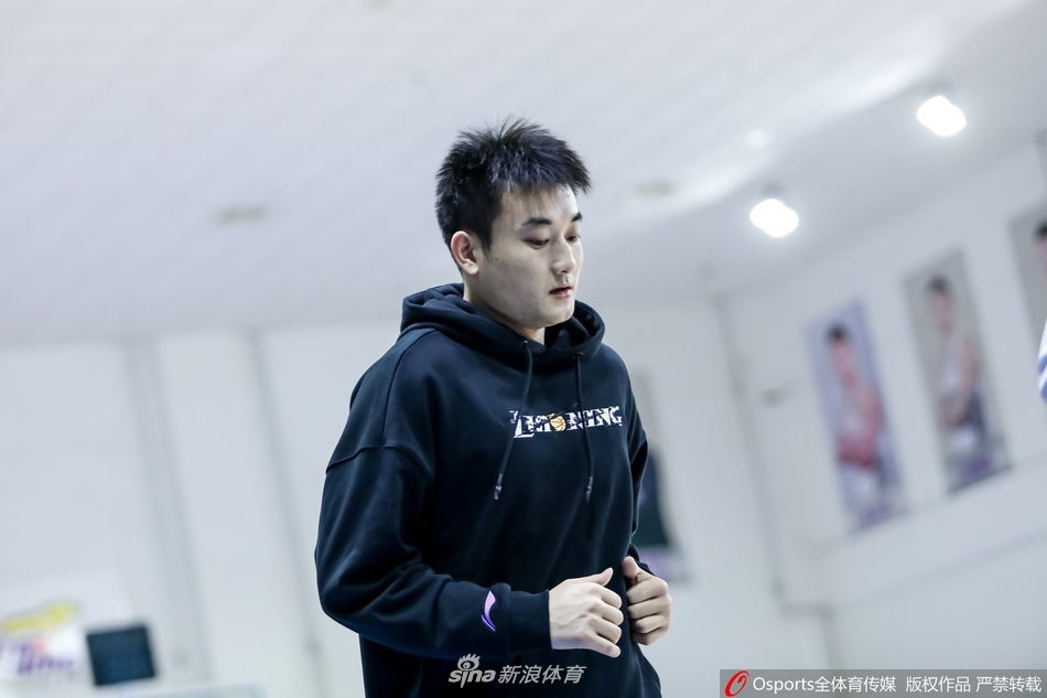 辽篮出早操强化体能训练 郭士强喜笑颜开