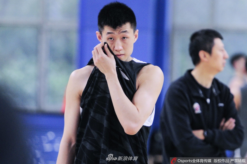 辽篮出早操强化体能训练 郭士强喜笑颜开