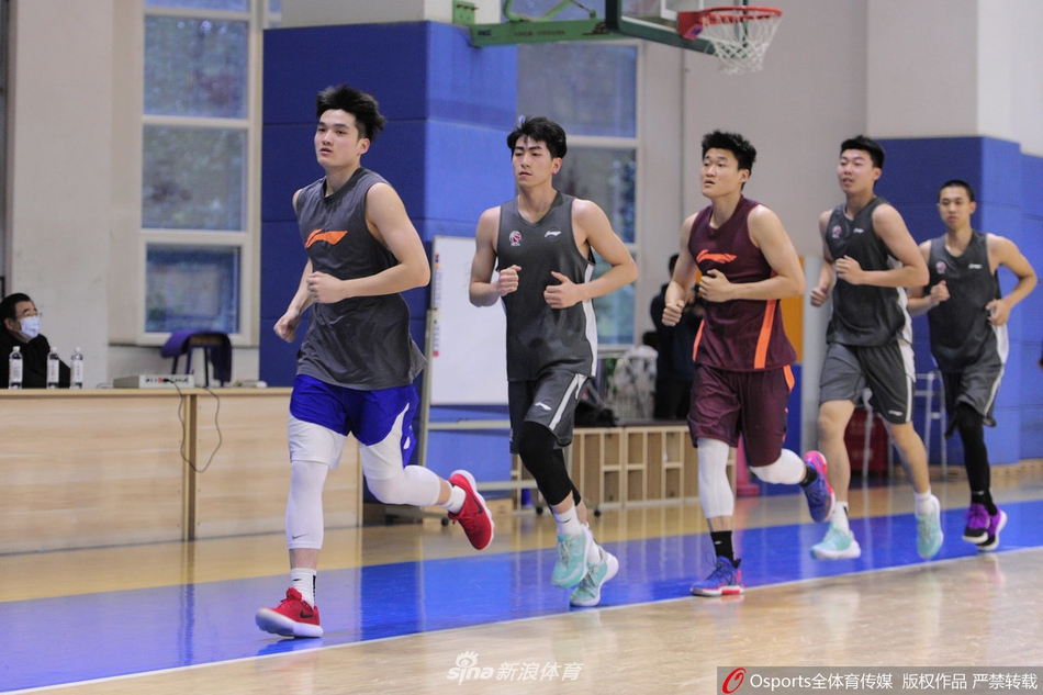 辽篮出早操强化体能训练 郭士强喜笑颜开