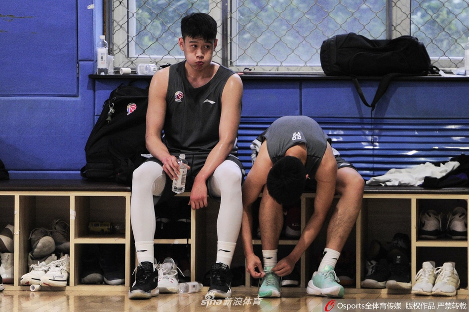 辽篮出早操强化体能训练 郭士强喜笑颜开