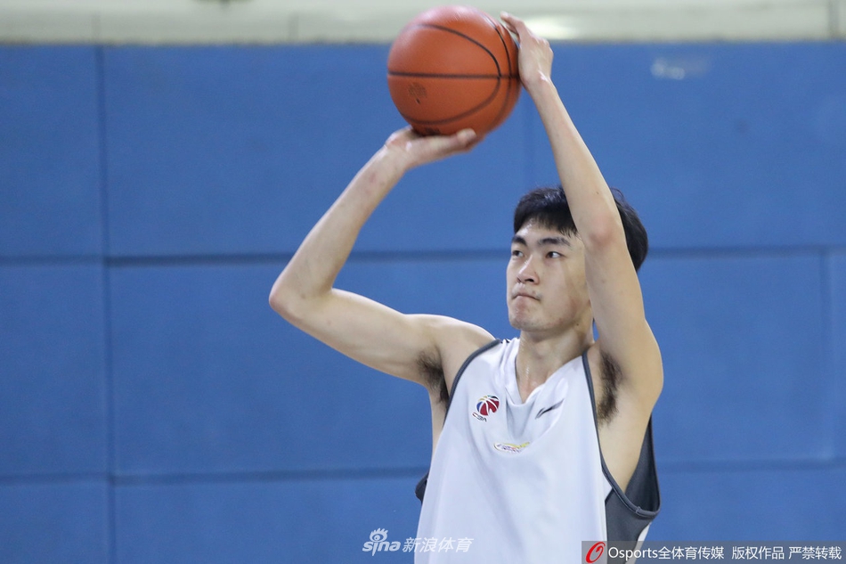 辽篮出早操强化体能训练 郭士强喜笑颜开