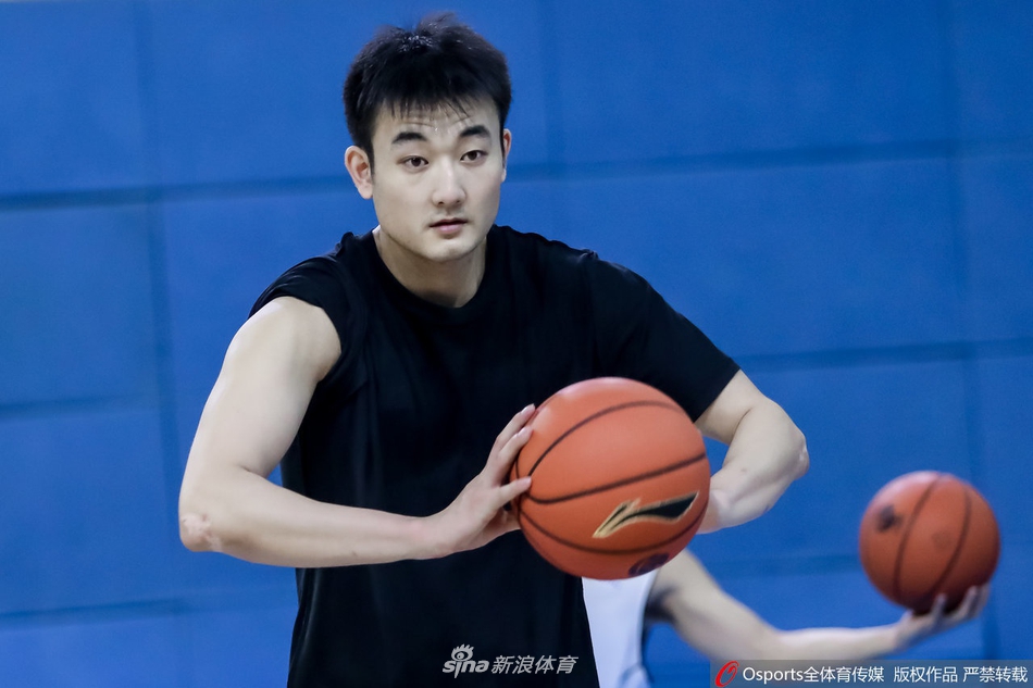 辽篮出早操强化体能训练 郭士强喜笑颜开