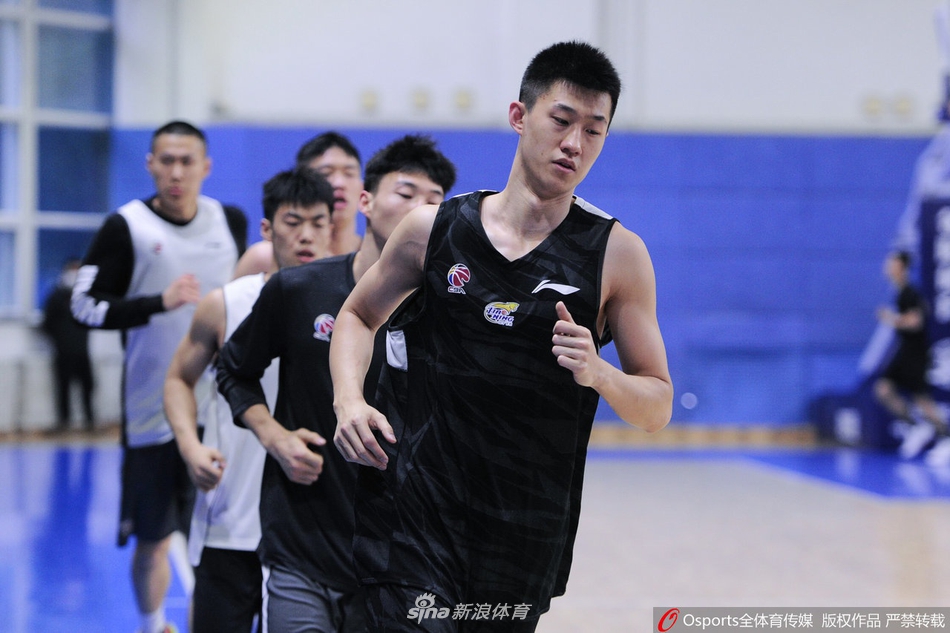 辽篮出早操强化体能训练 郭士强喜笑颜开