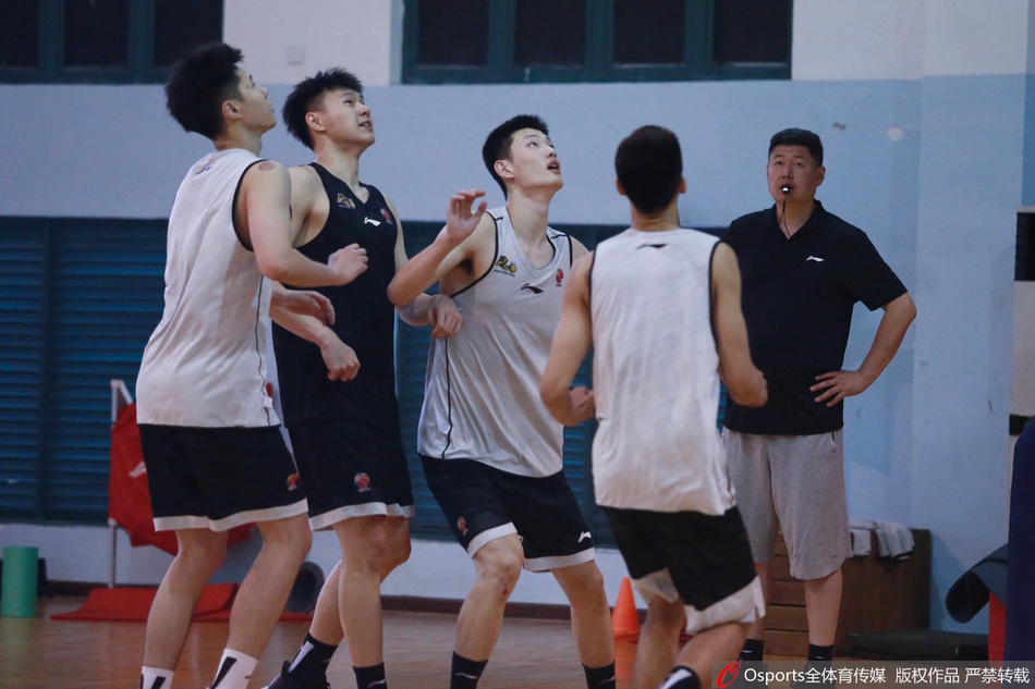 胡金秋随广厦训练戴护腰上场