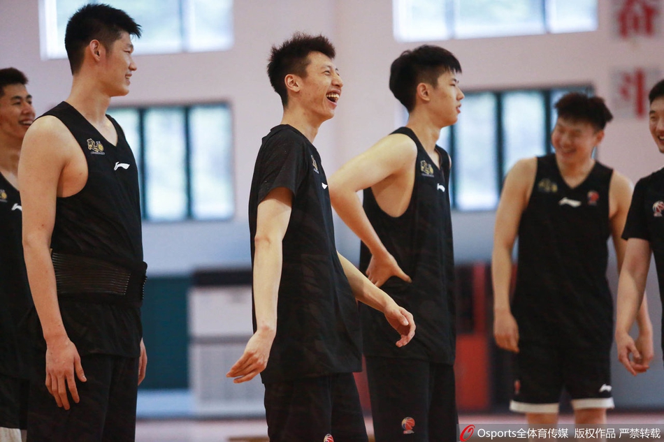 胡金秋随广厦训练戴护腰上场