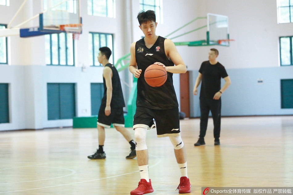 胡金秋随广厦训练戴护腰上场