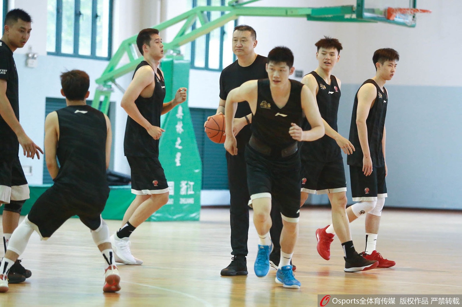 胡金秋随广厦训练戴护腰上场