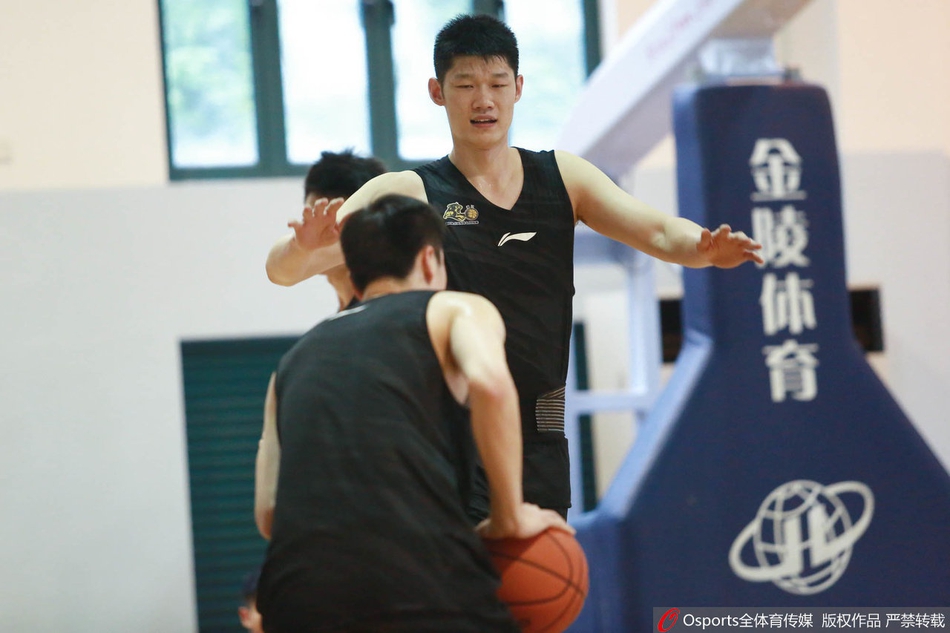 胡金秋随广厦训练戴护腰上场