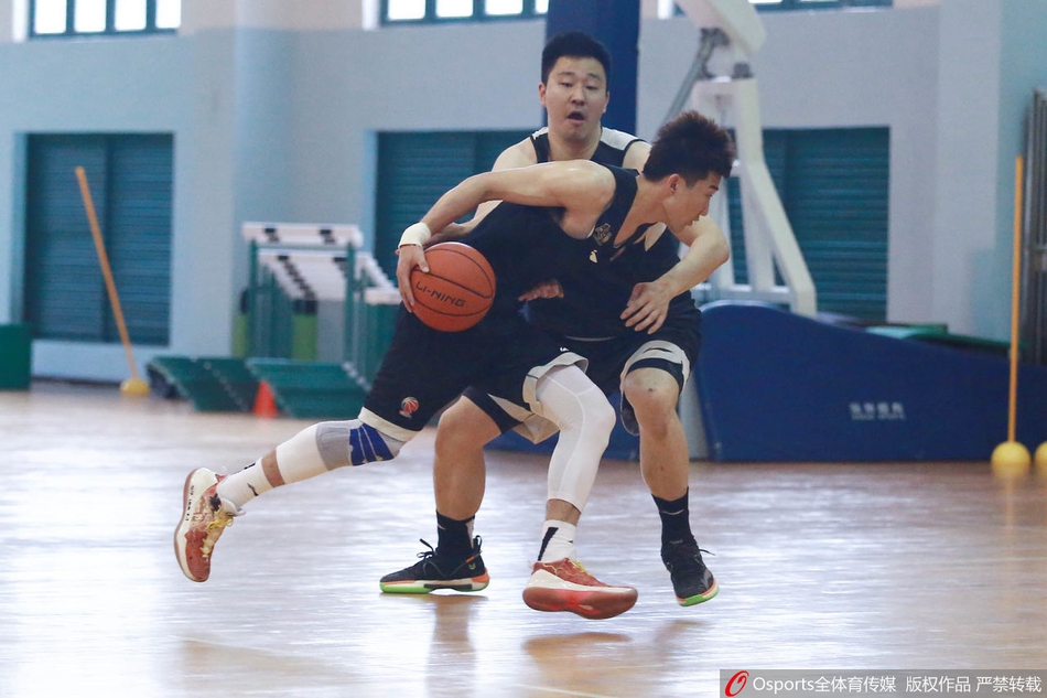 胡金秋随广厦训练戴护腰上场