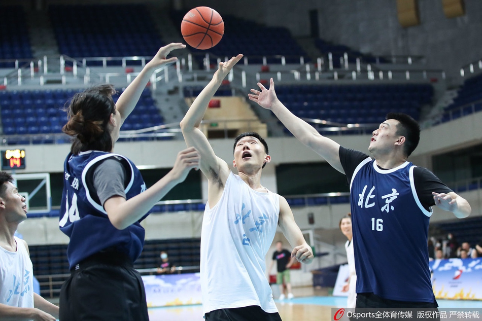 首钢公益赛：男女篮队员大乱斗