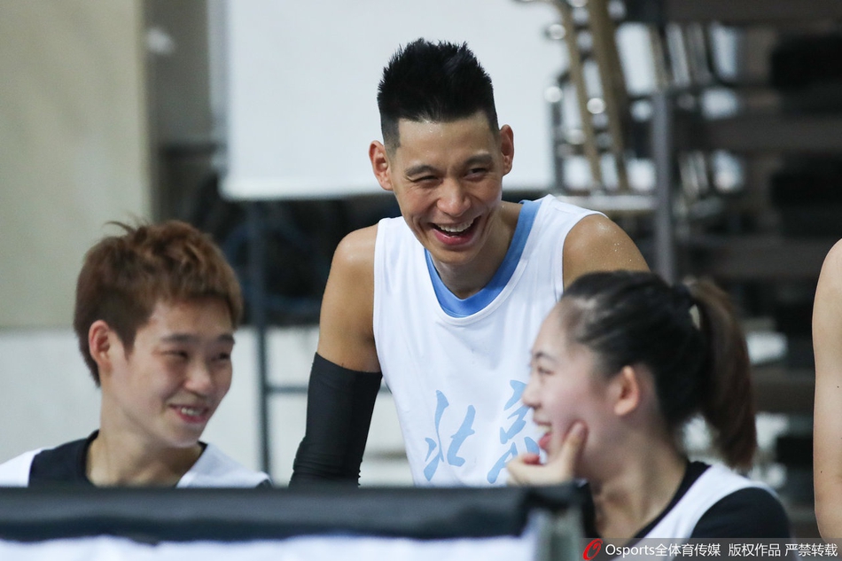 首钢公益赛：男女篮队员大乱斗