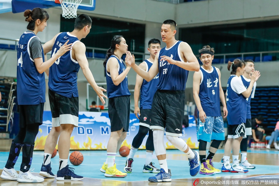 首钢公益赛：男女篮队员大乱斗