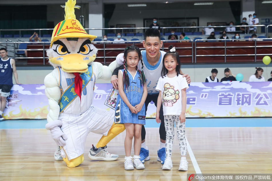 首钢公益赛：男女篮队员大乱斗