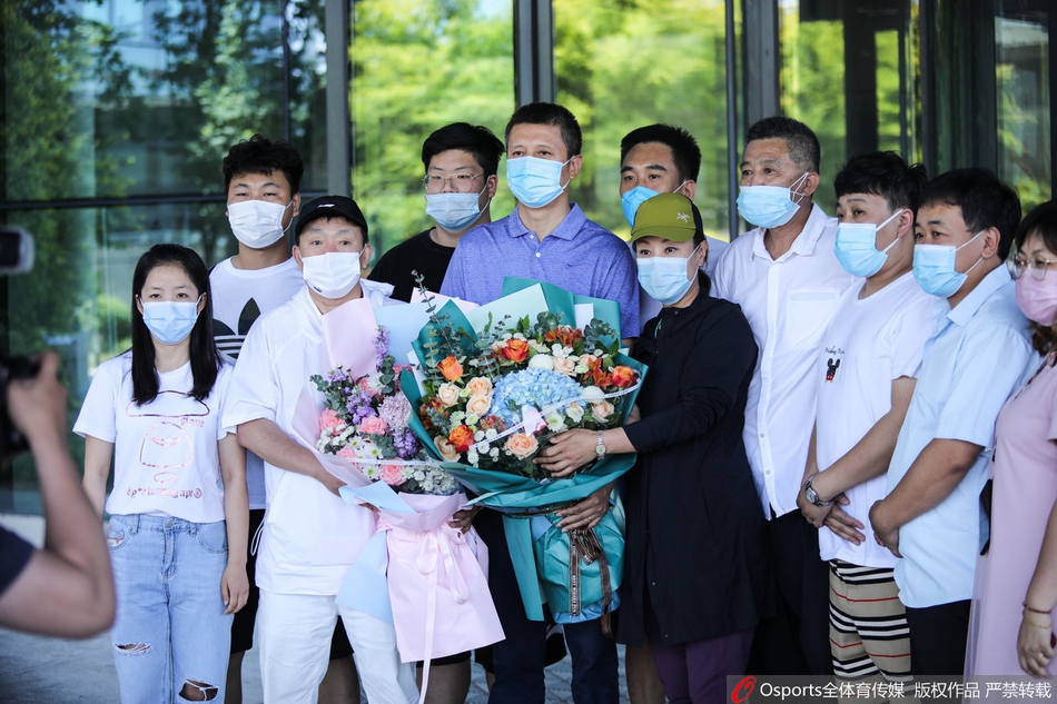 郭士强辞职返回沈阳 家乡球迷机场迎接