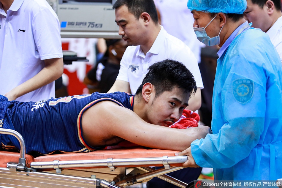 孙思尧受伤被担架抬下场