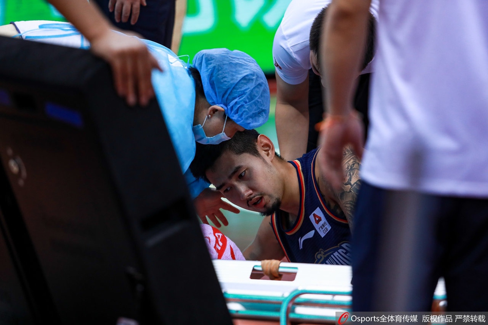 孙思尧受伤被担架抬下场