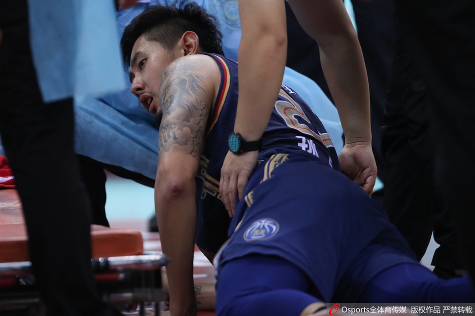 孙思尧受伤被担架抬下场