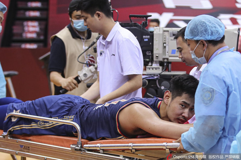 孙思尧受伤被担架抬下场