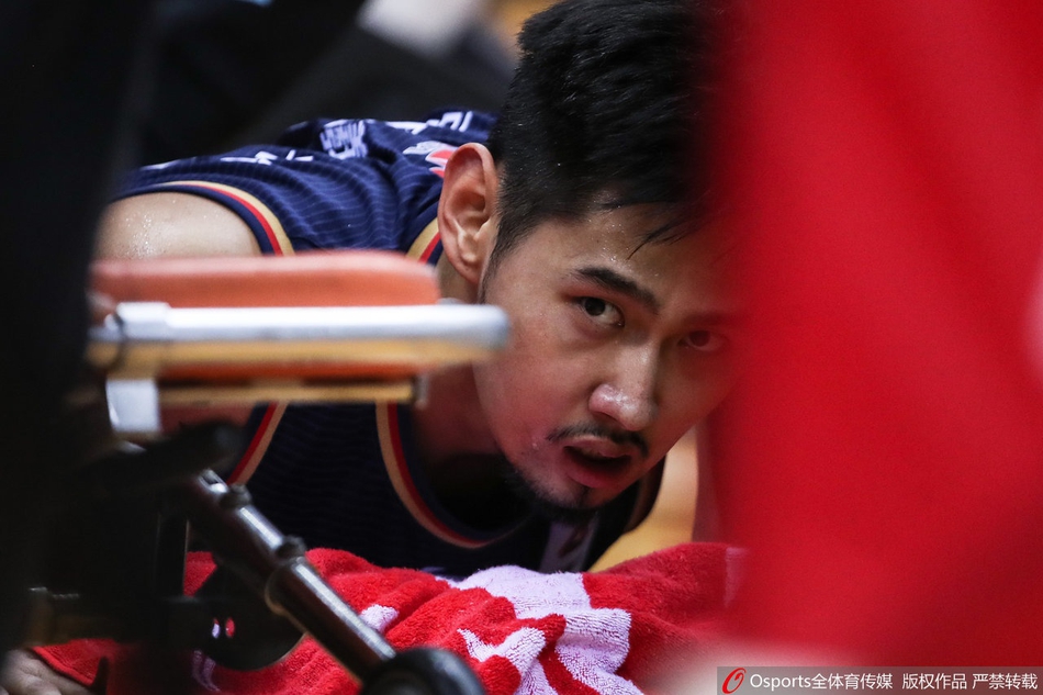 孙思尧受伤被担架抬下场