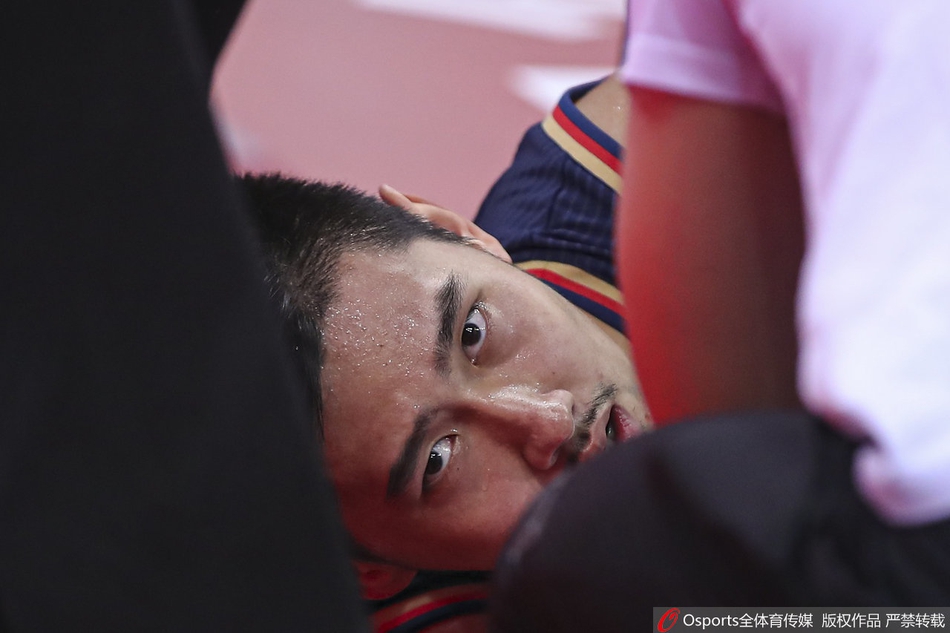 孙思尧受伤被担架抬下场