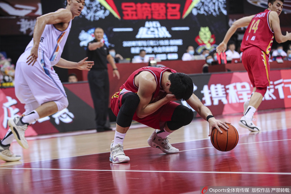 姜宇星眼部受伤离场 紧急送往医院