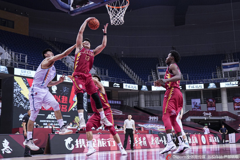 姜宇星眼部受伤离场 紧急送往医院