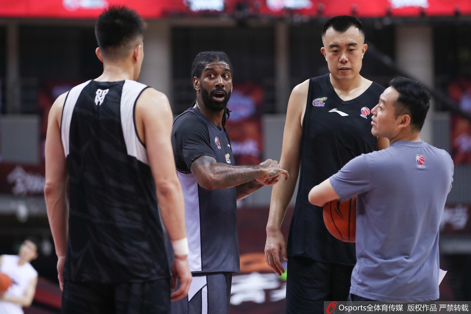 辽篮训练并召开发布会