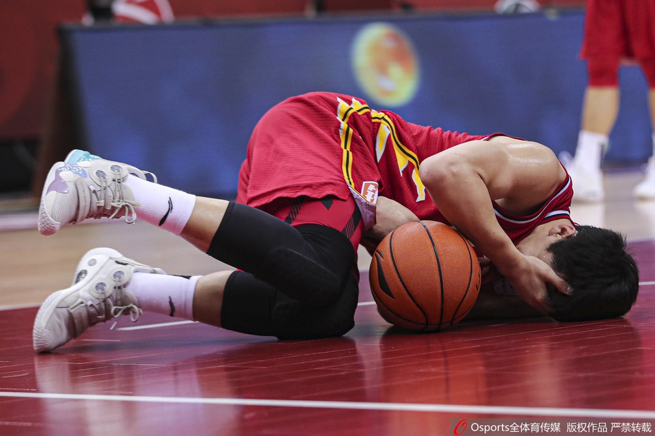 姜宇星眼部受伤离场 紧急送往医院