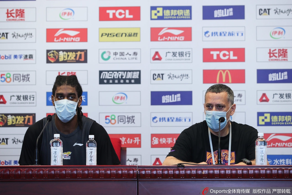 辽篮训练并召开发布会