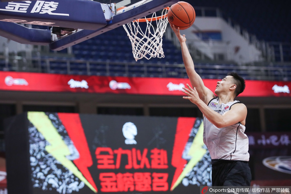 辽篮训练并召开发布会