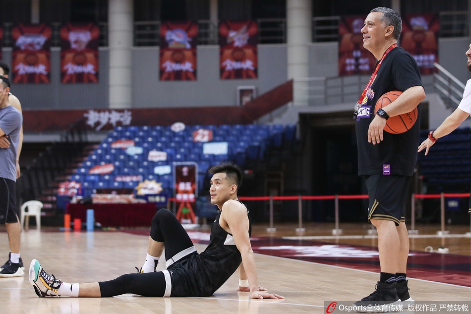 辽篮训练并召开发布会