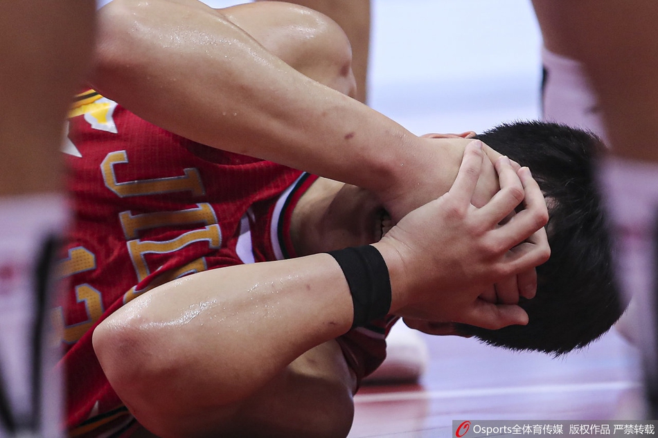 姜宇星眼部受伤离场 紧急送往医院