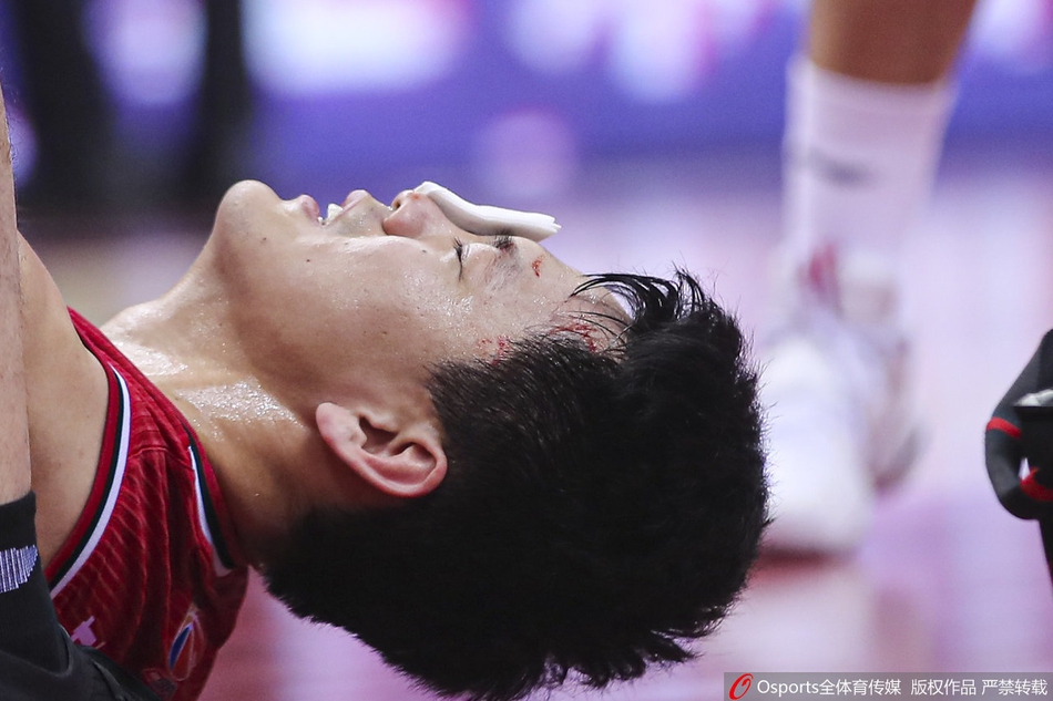 姜宇星眼部受伤离场 紧急送往医院